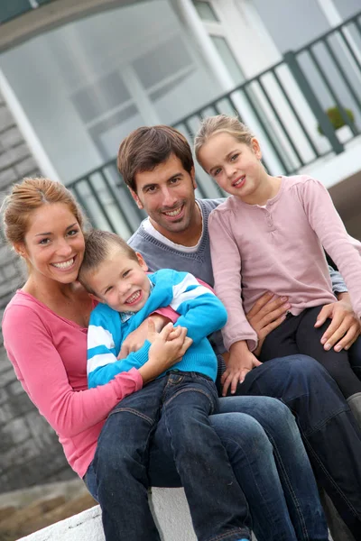 Šťastná Rodina Čtyř Lidí Sedících Před Novým Domem — Stock fotografie