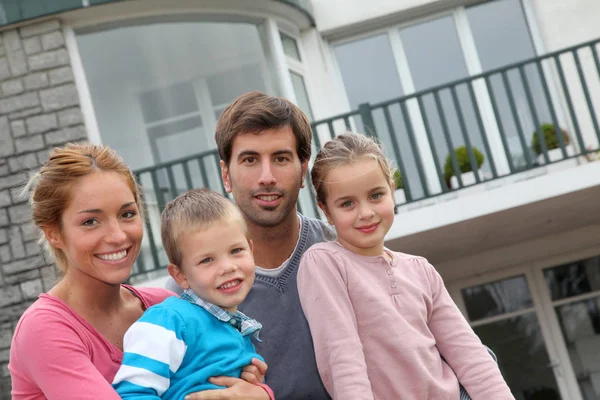 Glückliche Vierköpfige Familie Vor Neuem Zuhause — Stockfoto