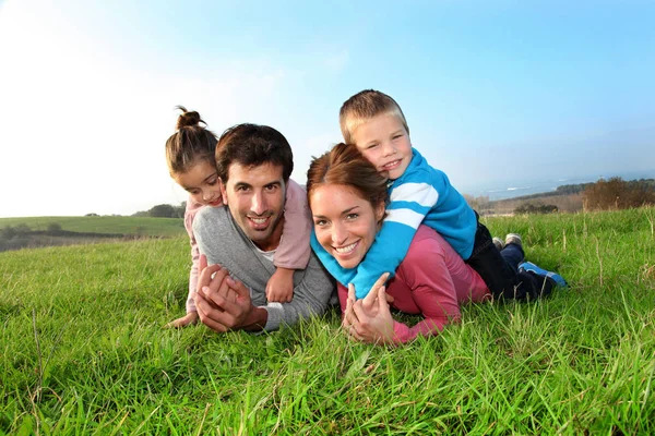 Retrato Familia Feliz Tendida Campo — Foto de Stock