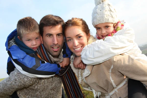 Retrato Una Familia Feliz Concepto Parentesco —  Fotos de Stock