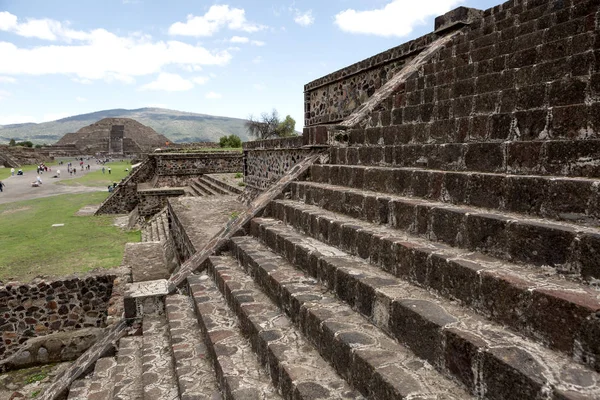 墨西哥Teotihuacan市死者大街上的金字塔 前面是石阶 后面是月球金字塔 — 图库照片