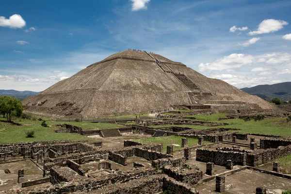 世界上第三大金字塔 泰诺瓦坎的太阳金字塔 在一个罕见的无烟的日子里 它的前面有残破的城墙 — 图库照片