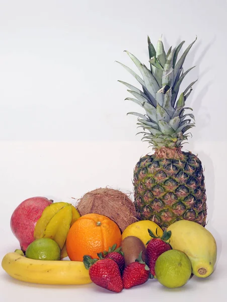Obst Früchte Lebensmittel Vitamine Gesunde Ernährung Ananas Kokosnuss Banane Limette — Stockfoto