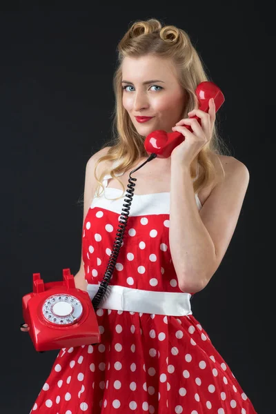 Una Mujer Vestida Rojo Con Puñetazos Lleva Teléfono Rojo Mano — Foto de Stock