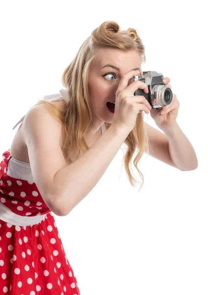 一个穿着摇滚风格的女人 用旧相机拍照 — 图库照片