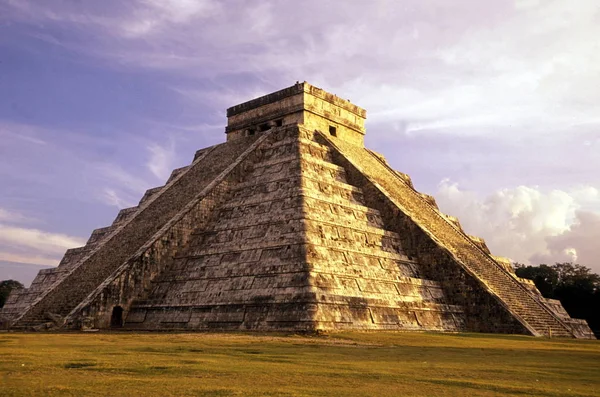 중부의 멕시코 멕시코 유카탄 반도의 치첸이트사에 유적의 피라미드 — 스톡 사진