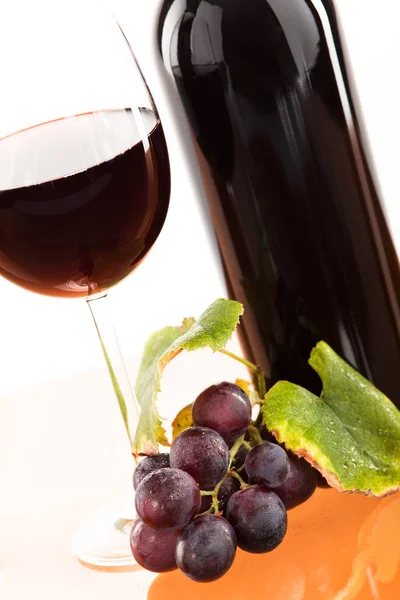 ボトルとブドウとガラスの赤ワイン — ストック写真