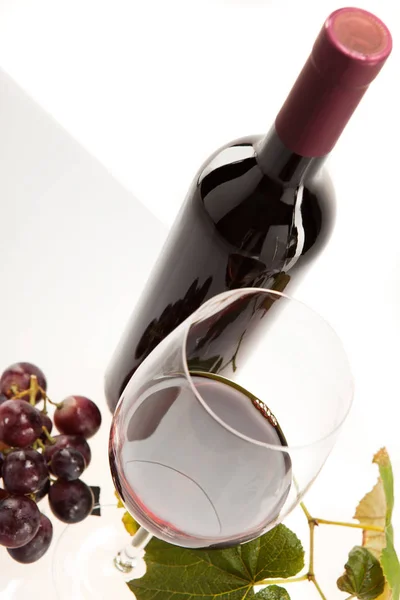 ワインボトル付きのガラスの赤ワイン — ストック写真