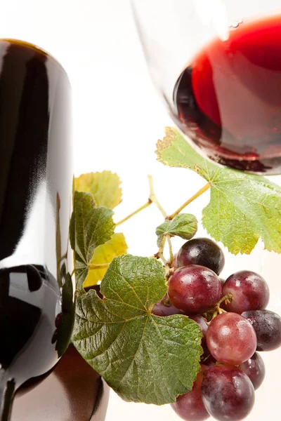 Vino Rosso Bicchiere Con Frutta Foglie Bottiglia Vino — Foto Stock