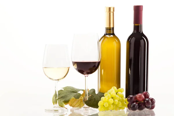 赤ワインと白ワインとブドウとワインボトル — ストック写真
