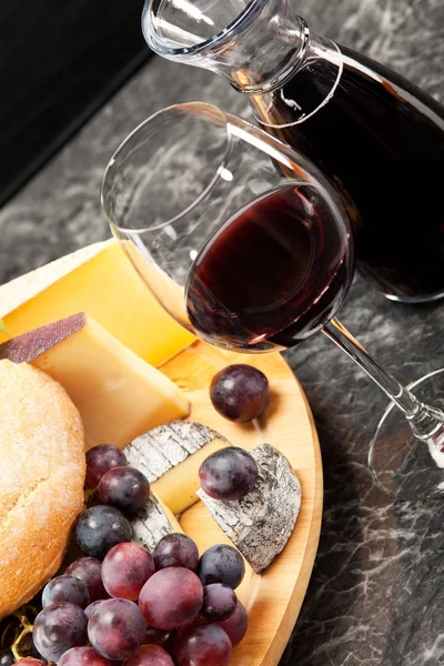 Vinho Tinto Com Uvas Prato Queijo Pão — Fotografia de Stock