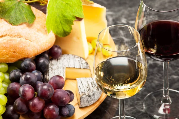 Jantar Gourmet Prato Queijo Com Pão Uvas Vinho Para — Fotografia de Stock