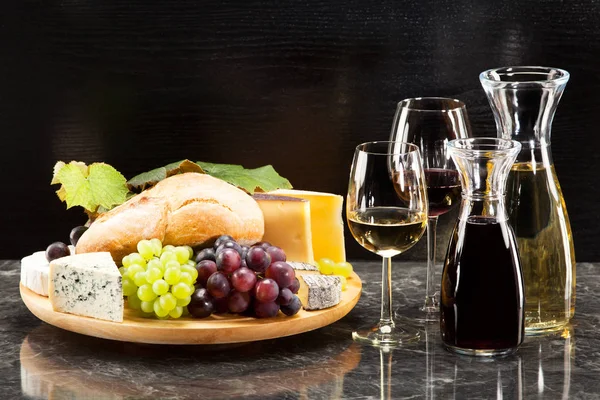 Refeição Gourmet Prato Queijo Com Pão Uvas Vinho — Fotografia de Stock