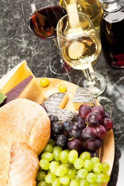 Comida Gourmet Quesos Con Pan Uva Vino —  Fotos de Stock