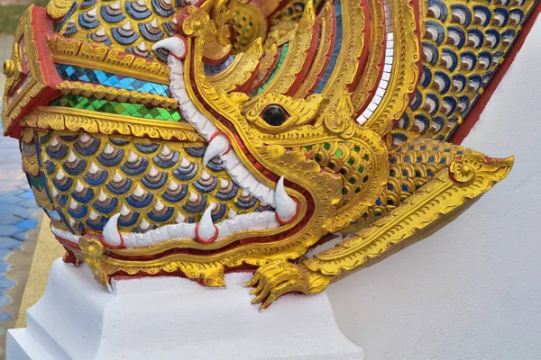 Patung Kepala Naga Kuil Chiangmai Thailand — Stok Foto