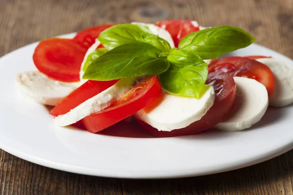 Italienische Insalada Caprese Auf Einem Teller — Stockfoto