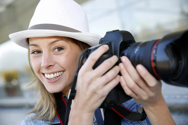 Mooie Vrouw Fotograaf Houden Fotocamera — Stockfoto