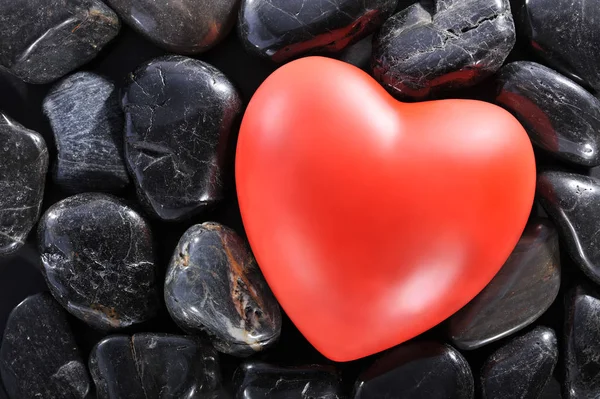 Corazón Rojo Sobre Piedras Negras —  Fotos de Stock