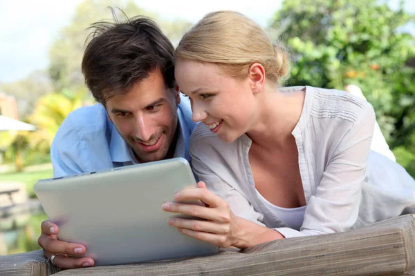 Couple Posé Sur Chaise Longue Avec Tablette Électronique — Photo