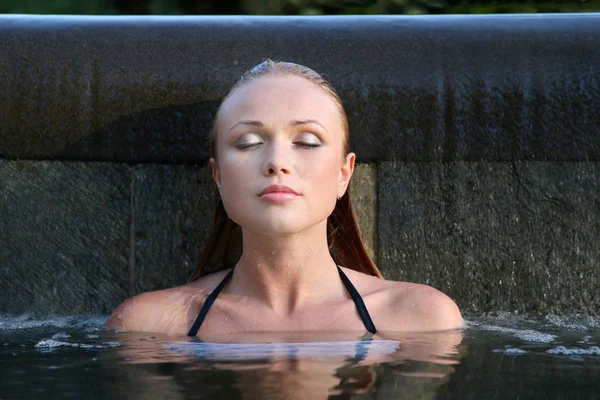 水の中の美しい女性の肖像 — ストック写真
