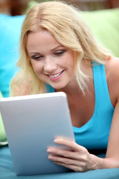 Elektronik Tabletle Internet Sörfü Yapan Güzel Sarışın Kadın — Stok fotoğraf