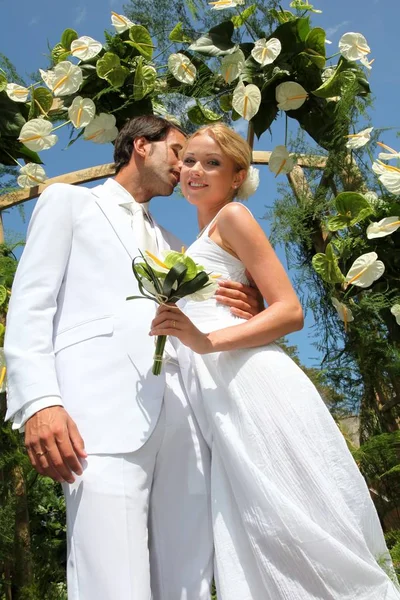 Noiva Beijando Quarto Dia Casamento — Fotografia de Stock