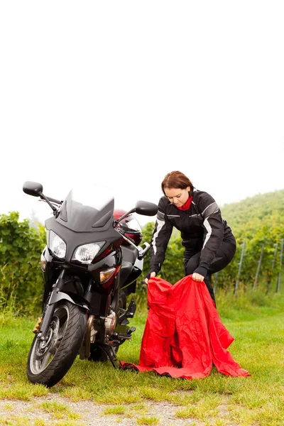 骑摩托车的人戴上防雨装置 — 图库照片