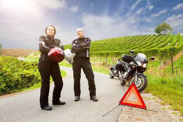 两个蒙面摩托车手在街上等着 — 图库照片