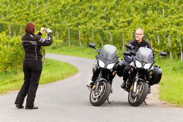 Motorrijder Fotografeerde Haar Metgezel — Stockfoto