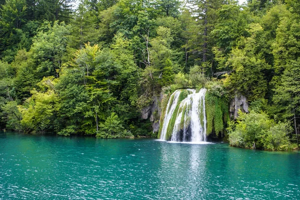 Schöner Wasserfall Auf Naturhintergrund — Stockfoto