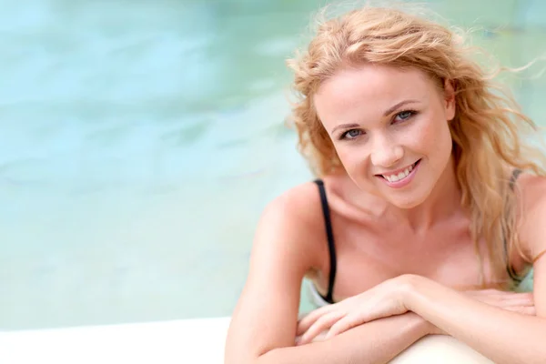 Schöne Blonde Frau Schwimmbad — Stockfoto