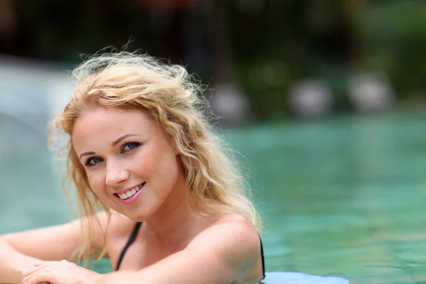 Mooie Blonde Vrouw Zwembad — Stockfoto