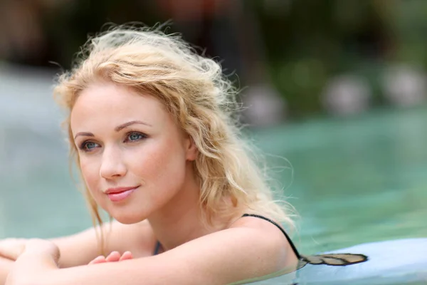 Schöne Blonde Frau Schwimmbad — Stockfoto