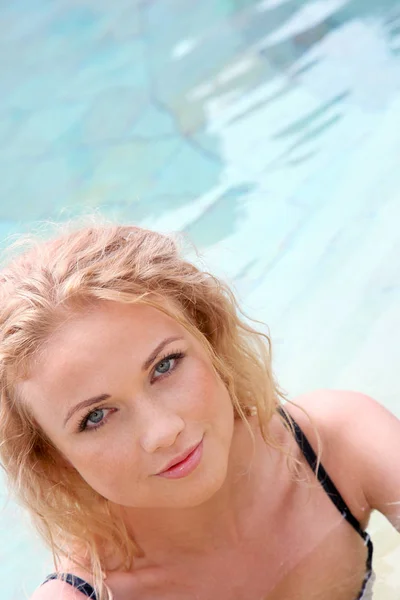 아름다운 여인이 수영장에서 휴식을 취하고 — 스톡 사진