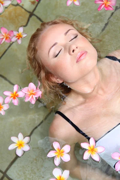 Hermosa Mujer Bañándose Piscina Con Flores Frangipani —  Fotos de Stock