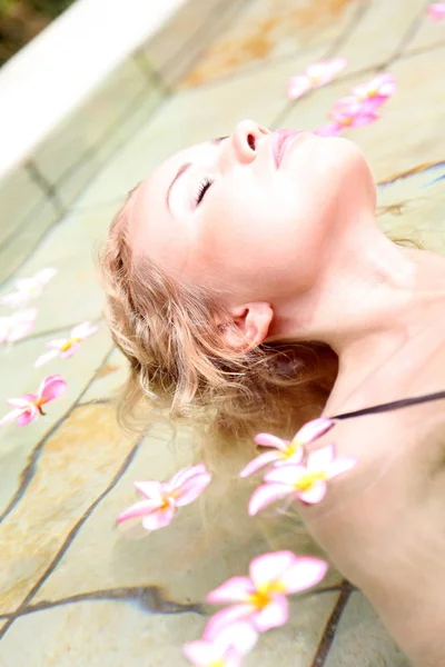 Bella Donna Che Bagno Piscina Con Fiori Frangipani — Foto Stock