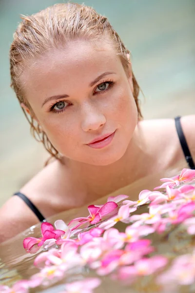 Beautiful Woman Bathing Pool Frangipani Flowers — Stock Photo, Image