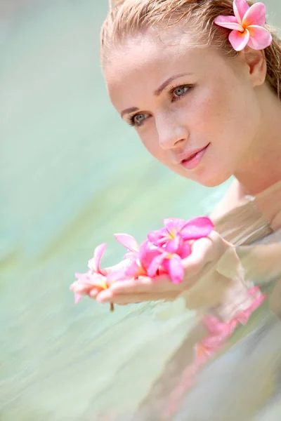 Krásná Žena Koupání Bazénu Frangipani Květiny — Stock fotografie