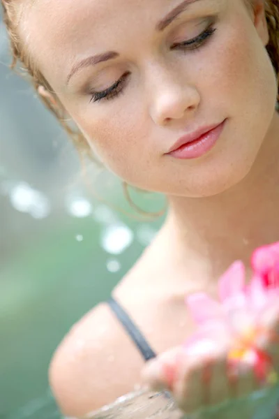 Mooie Vrouw Baden Het Zwembad Met Frangipani Bloemen — Stockfoto