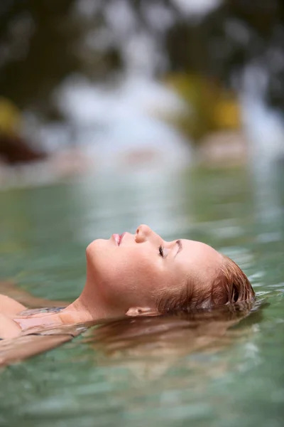 Mulher Flutuando Piscina — Fotografia de Stock