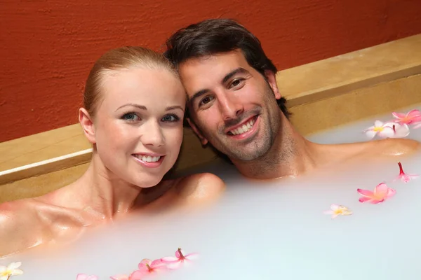 Para Relaksująca Się Kąpieli Mlecznej Spa — Zdjęcie stockowe