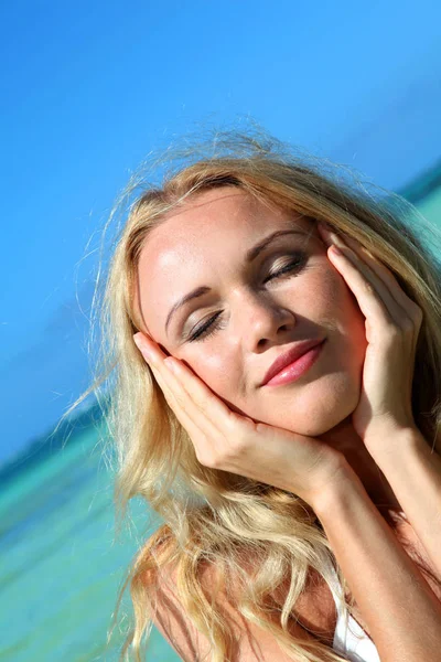 Femme Blonde Plage Avec Les Mains Sur Menton — Photo