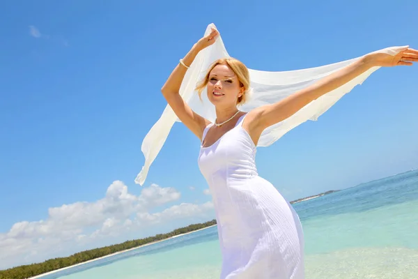 Mariée Sur Plage Avec Étole Blanche — Photo