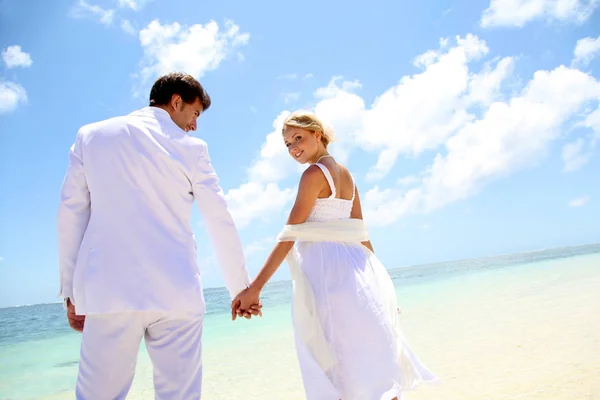 Pareja Recién Casada Junto Laguna Azul —  Fotos de Stock