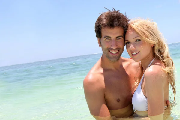 Casal Desfrutando Férias Praia — Fotografia de Stock