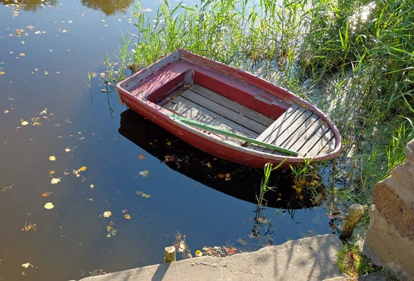 Piccola Barca Rossa Sul Lago — Foto Stock