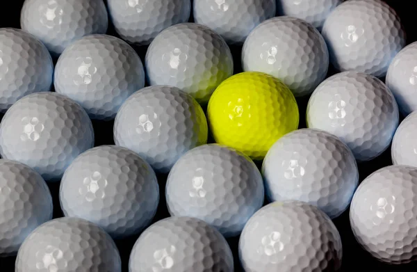 Golfbollar Singel Gul Boll Blandas Många Vita Bollar Alternativt Begrepp — Stockfoto