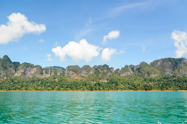 Hög Bergskedja Ovanför Gröna Sjön Vid Ratchapapha Dam Khao Sok — Stockfoto