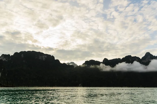 Prachtige Zonsopgang Boven Bergen Green Lake Bij Ratchaprapha Dam Khao — Stockfoto
