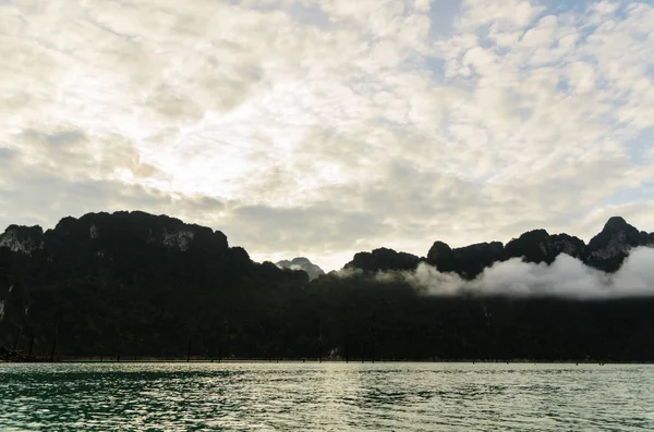 Belo Nascer Sol Sobre Montanhas Lago Verde Ratchaprapha Dam Khao — Fotografia de Stock